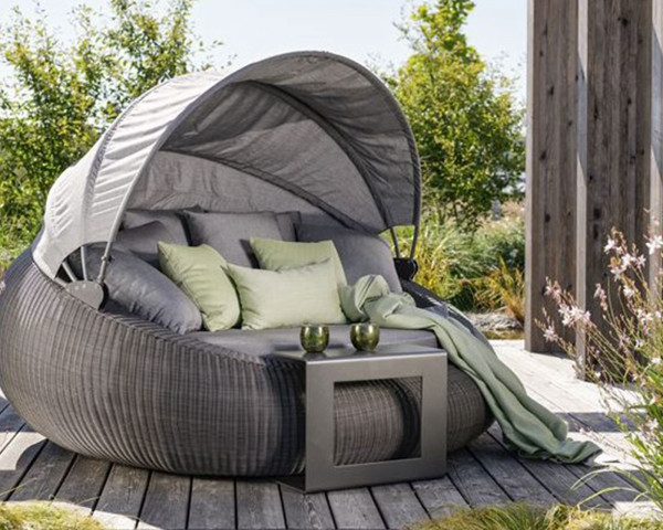 Garten Lounge Big Anny Trauminsel Geflecht Basaltgrau mit Dach auf Holz Terrasse - bowi.ch