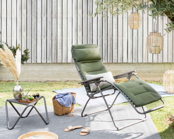 Lafuma Liegestuhl Futura XL Be Comfort in der Farbe Olive mit Beistelltisch Vogue auf Teppich Melya im Garten - bowi.ch