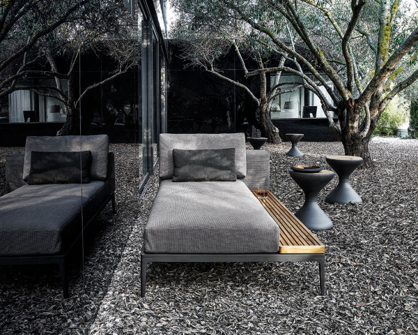 Gloster Garten Lounge Grid Chaiselounge Granite Meteor auf Kiess mit Bells Beistelltisch - bowi.ch