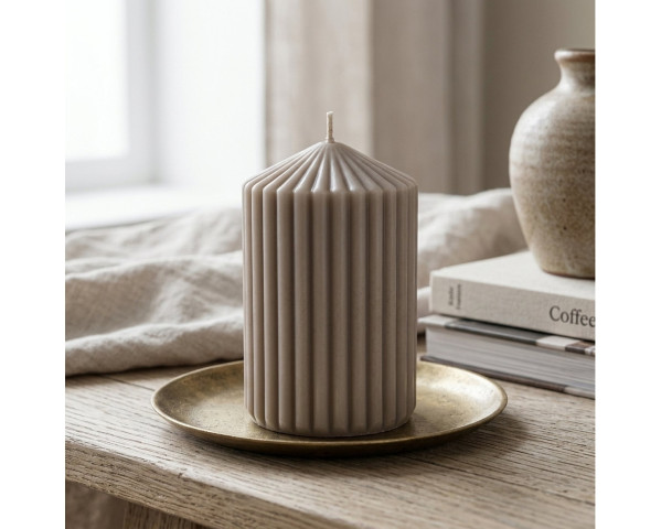 Stumpenkerze Rillea 10 cm Taupe auf Teller Boltze - bowi.ch