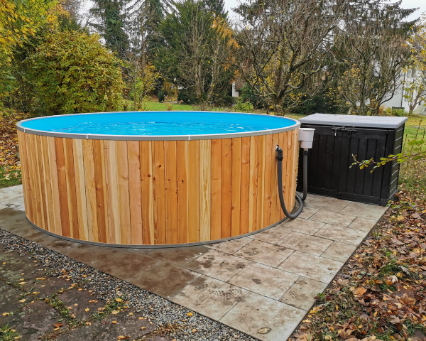 Swimming Pool mit Holzverkleidung rund Typ FUN WOOD aufgestellt mit blauer Folie und Filterbox - bowi.ch
