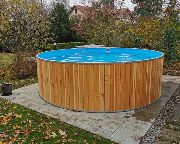 Swimming Pool mit Holzverkleidung rund Typ FUN WOOD aufgestellt mit blauer Folie - bowi.ch