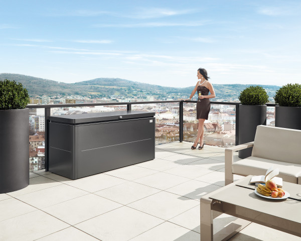 Stimmungsbild von Biohort Loungebox in der Farbe Dunkelgrau-metallic auf dem Balkon - bowi.ch