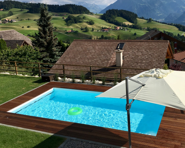 PP-Schwimmbecken Farbe weiss Holzboden Umrandung - bowi.ch