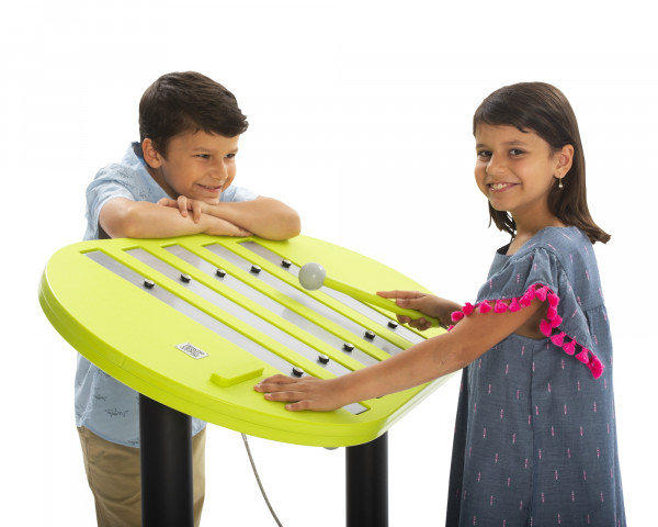 Xylophone "Echo Piano" mit spielenden Kindern - bowi.ch